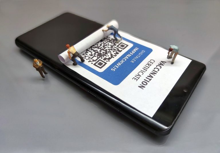 covid-19 qr code sur smartphone